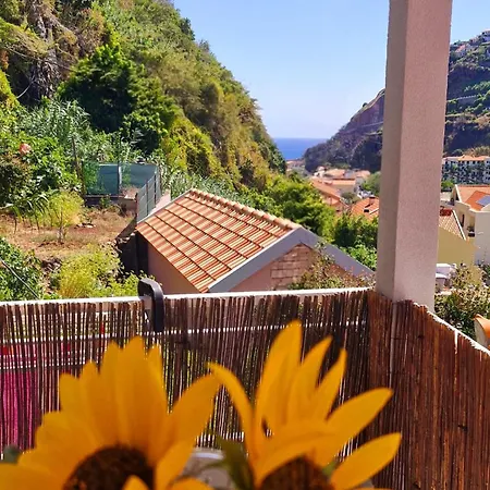 2 Bed , Sea View, 10 Minutes Walk To The דירה