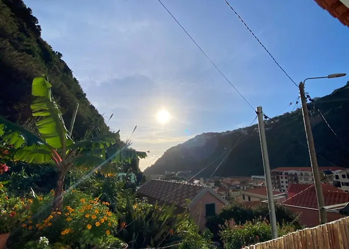 2 Bed , Sea View, 10 Minutes Walk To The *